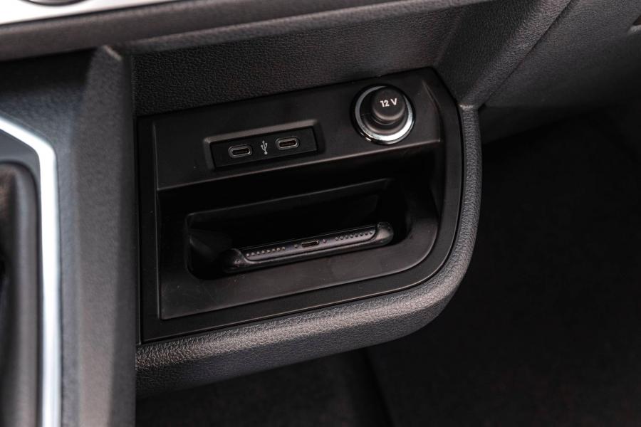 Детали интерьера Volkswagen Multivan Bulli (T6.1) 2019 года  (фото 46 из 86)